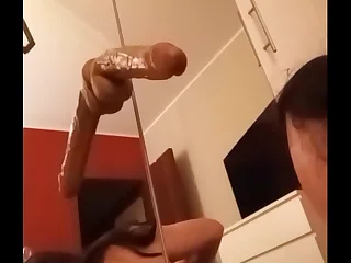 Travestito con grosso dildo nel culo allo specchio. Gay, dildo, rottinculo, anal, ass, big dildo, big ass.